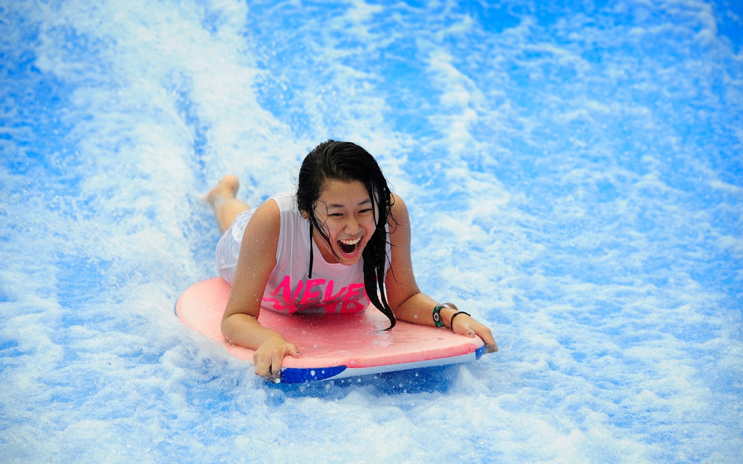 enfant faisant du surf indoor